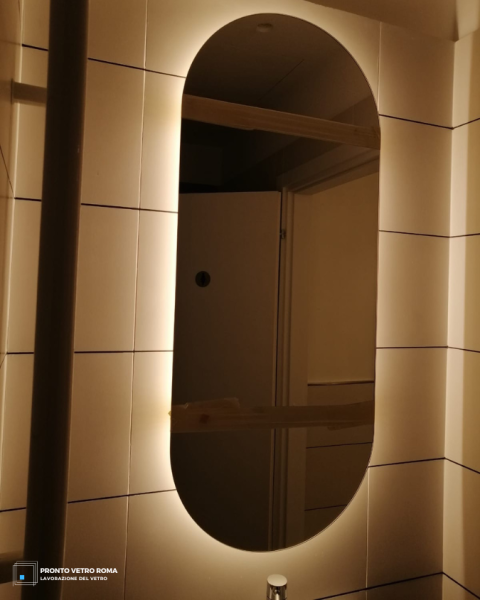 Specchio ovale su misura retroilluminato
