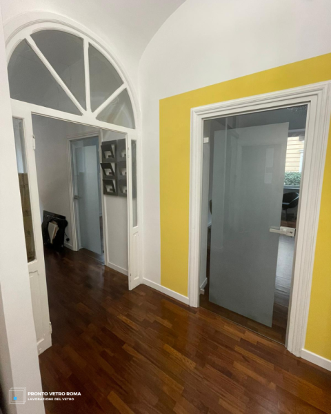 Sostituzione vetri porta ad arco e con vetro satinato