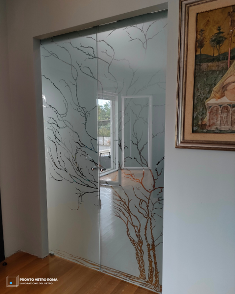 Realizzazione porta in vetro decorato