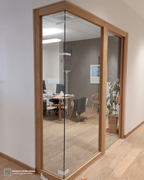 Installazione parete divisoria per ufficio in vetro con porta in legno